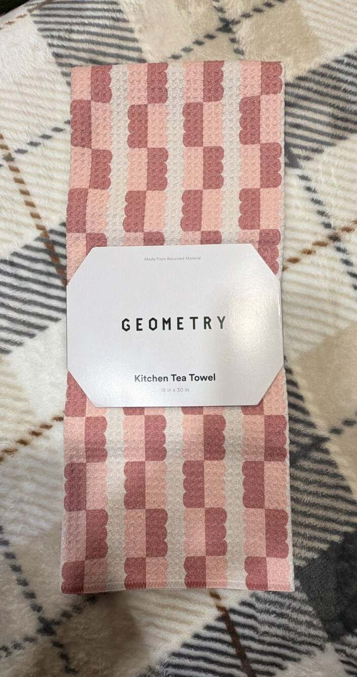 Geometry Kitchen Tea Towel Size 18 in x 30 in Pink Scalloped Pattern New